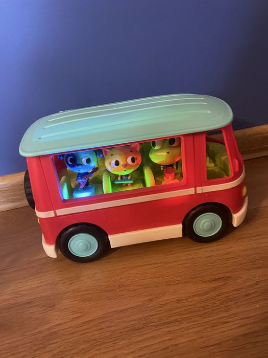 Muzyczny autobus z wesołymi pasażerami