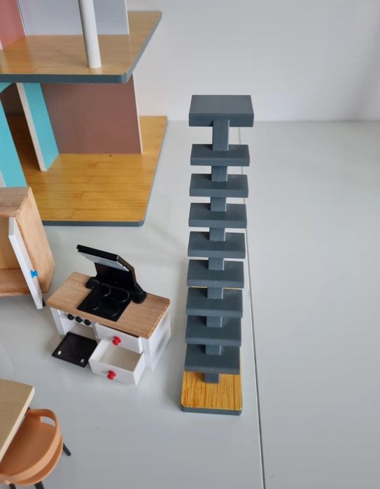 Duży drewniany domek dla lalek