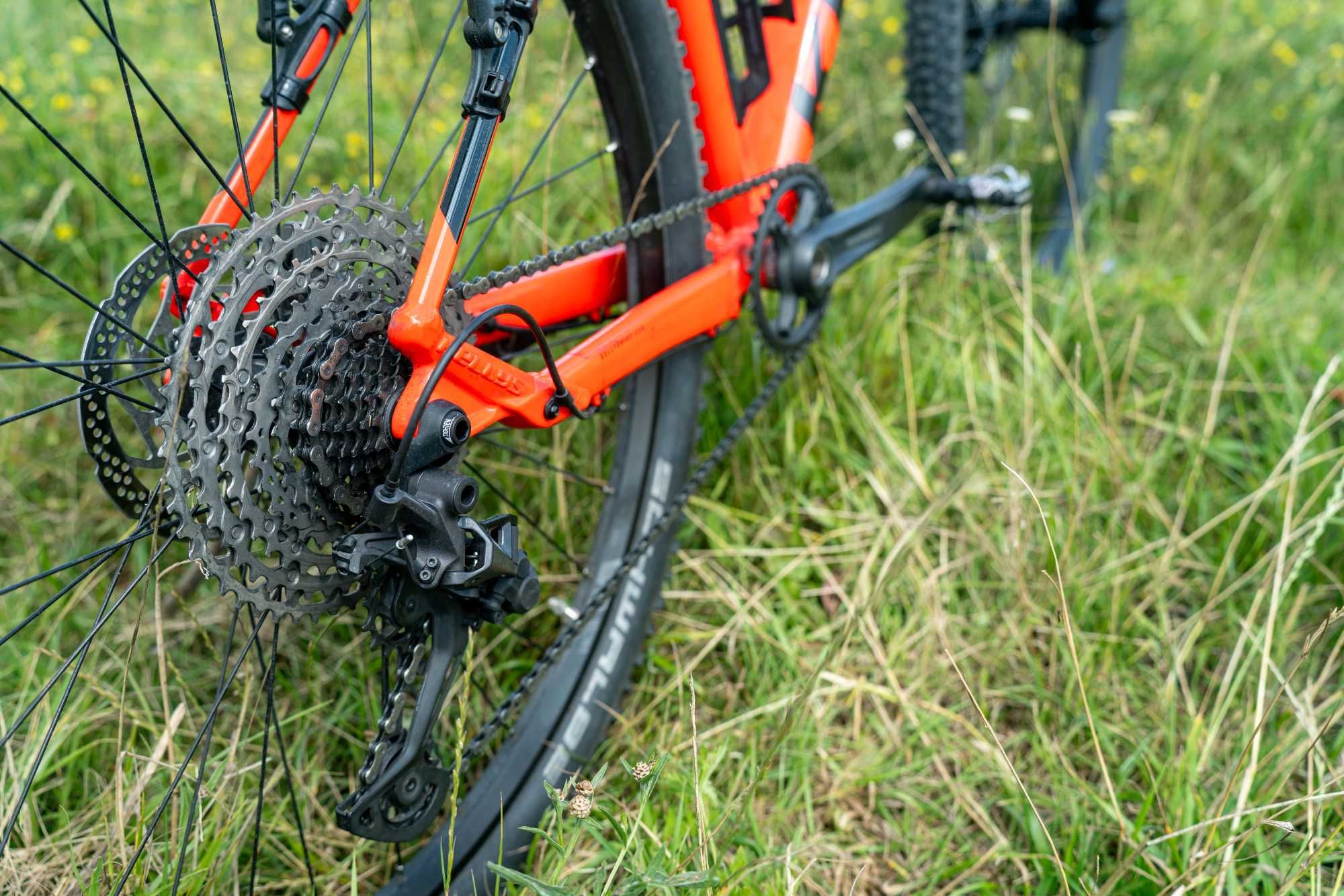 Rower MTB XC Kellys Gate 50 L z regulowaną sztycą i innymi dodatkami