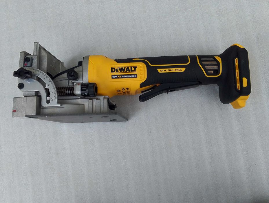 Фрезер ламельний акумуляторний DeWALT DCW682