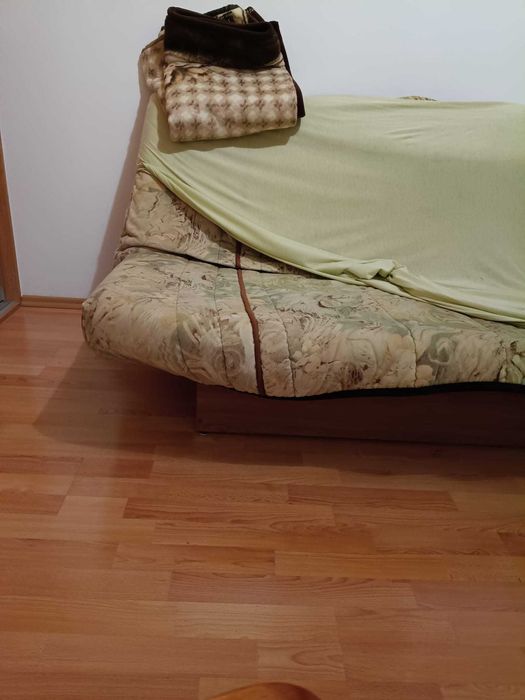 Wersalka z metalowym stelażem i materacem SOLIDNA