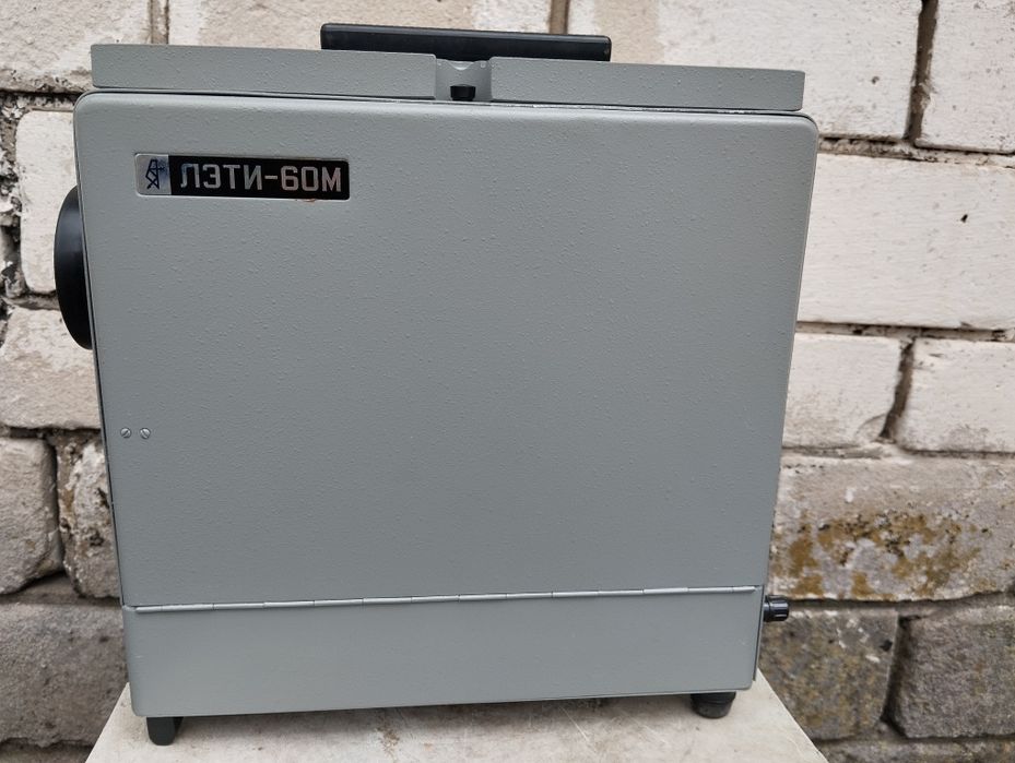 діапроектор новий виробн СССР в комплекті зіп ,є деякі плівки.