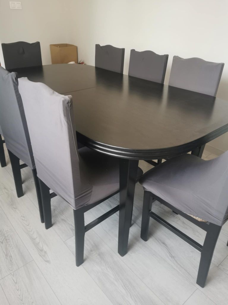 Stół do salonu z krzesłami