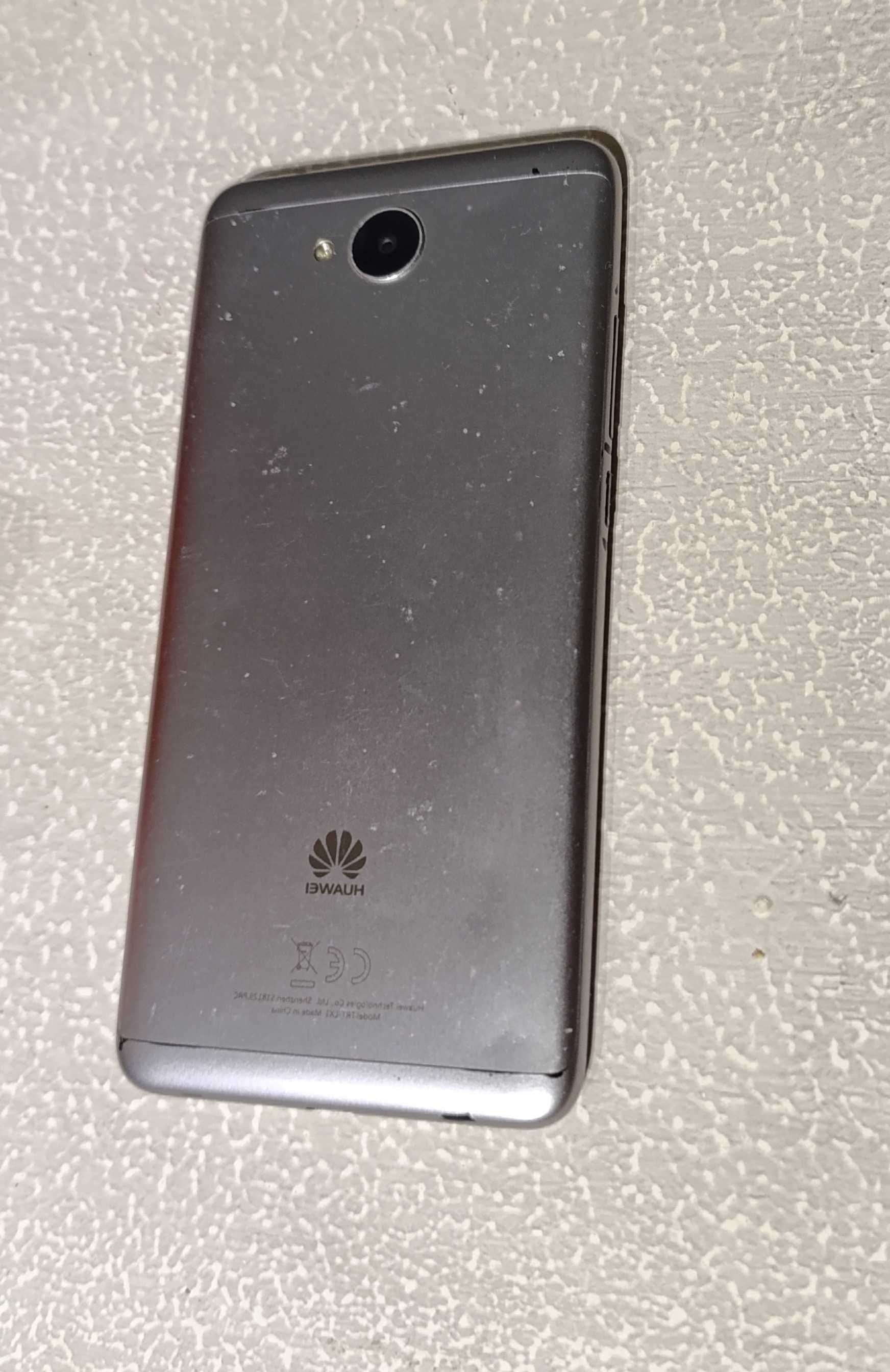 Smartphone Huawei Y7 + acessórios (ecrã rachado s/ interferências)