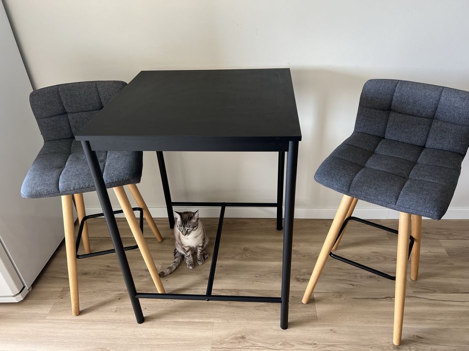 Mesa ikea preta + dois bancos altos