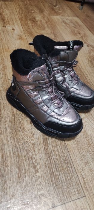 Зимові кросівки для дівчинки, жінки 36 р.