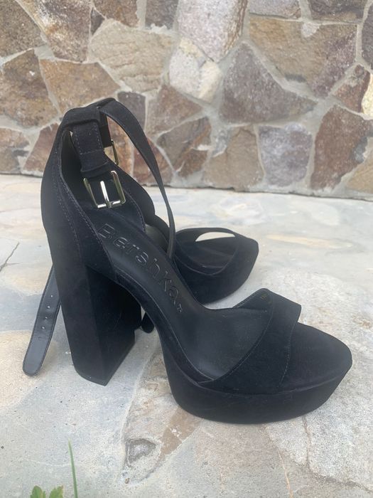 Босоніжки на каблуку Bershka