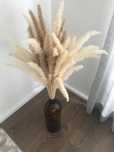 Jarra em vidro com ramagem.
