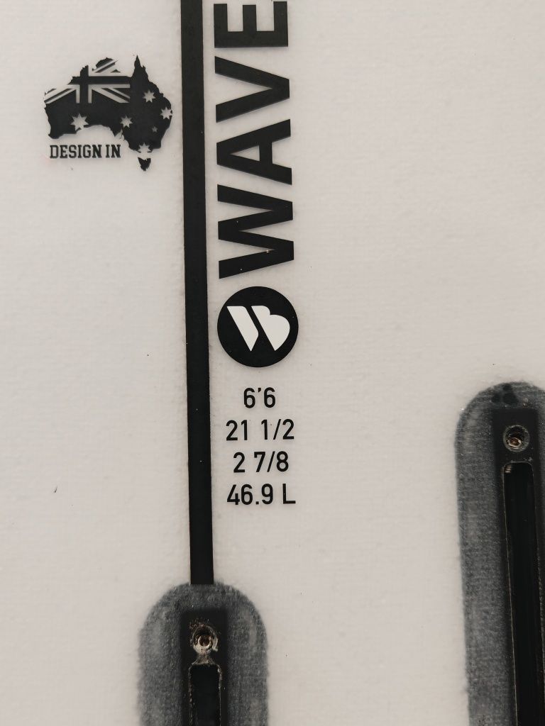 Prancha de Surf Waveborn The Molotov 6'6 + Quilhas + Deck | 350€