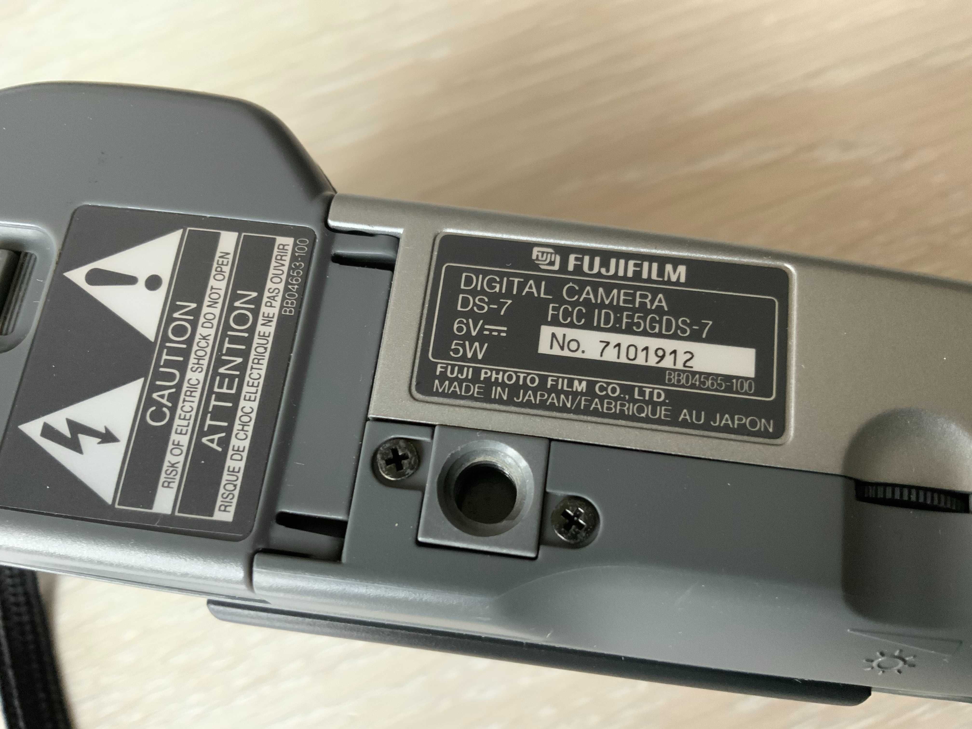 Винтажный цифровой фотоаппарат Fujifilm DS-7 (1996 год)