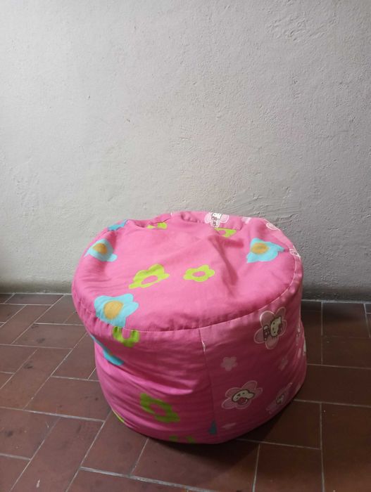 Puf de criança com imagens da Hello Kitty
