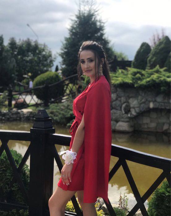 Червона сукня-піджак з відкритими рукавами