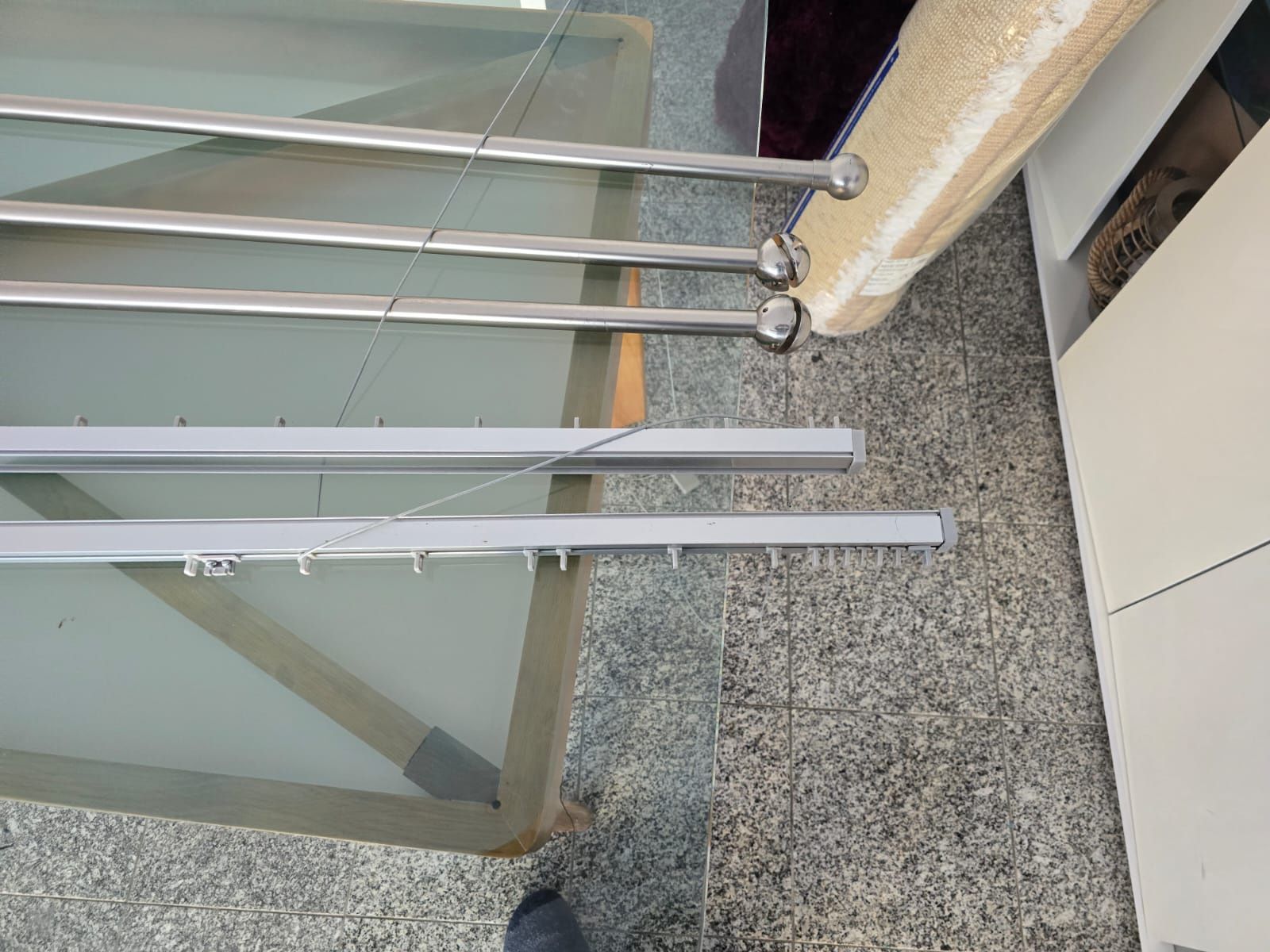 Cortina branca de ondas com calha suíça