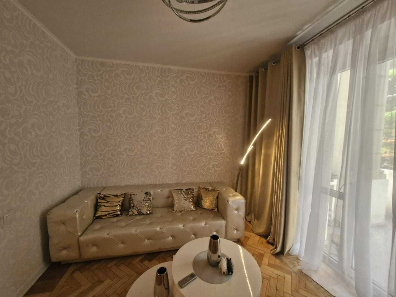 Центре Продам трехкомнатную сталинку на Пастера