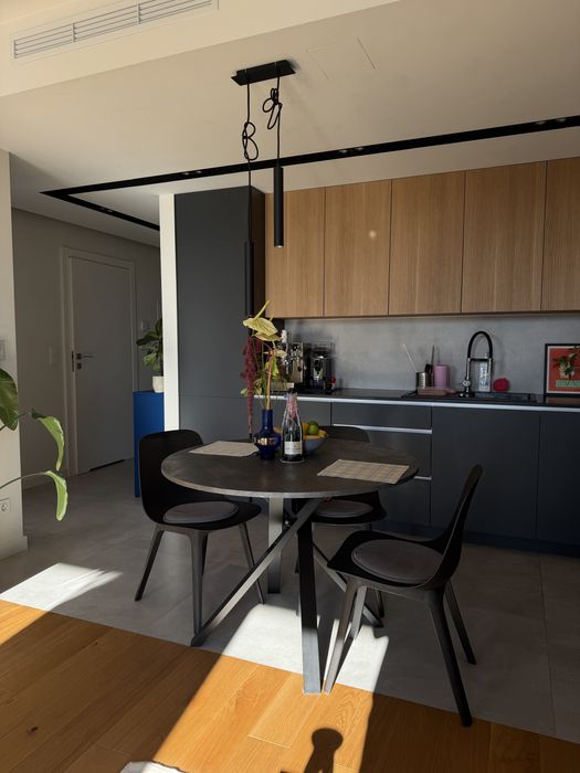 Okragły stół MARIEDAMM z kompletem krzeseł ODGER