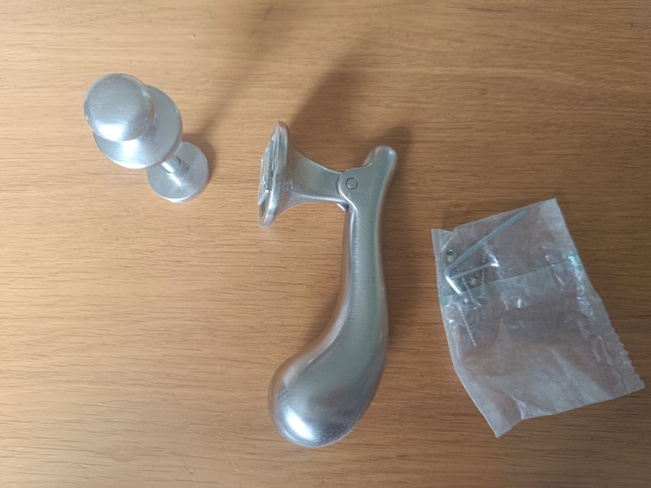 Kołatka do drzwi w srebrnym kolorze, stal szczotkowania.