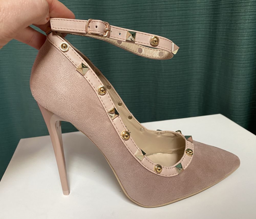 Sapatos Stiletto Rosa Nude com tachas (novos)