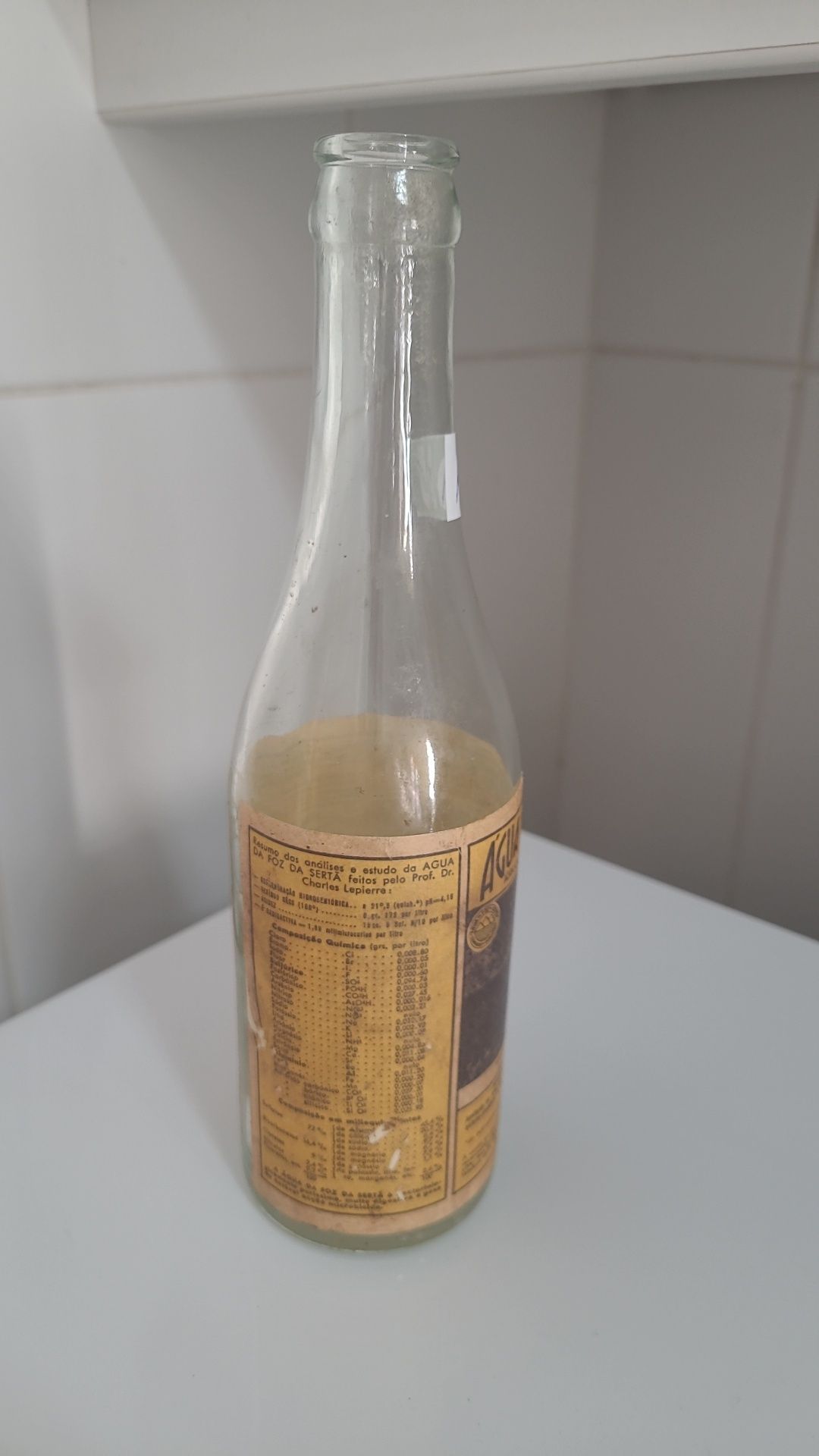 Garrafa antiga de Água da Foz da Sertã com rótulo de papel