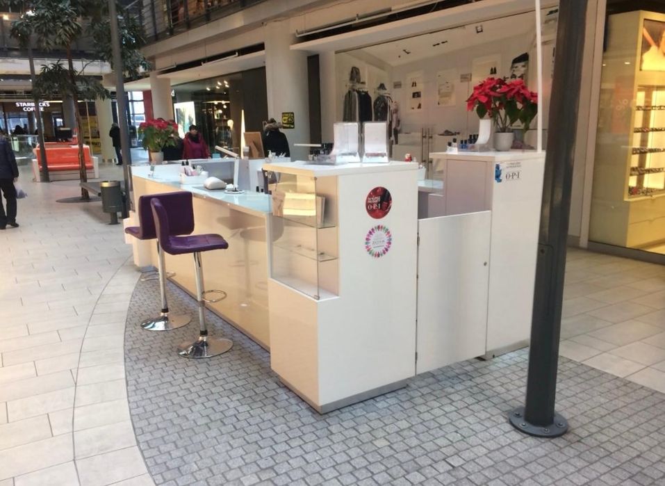 Wyspa handlowa/ stoisko usługowe z 6 hokerami.