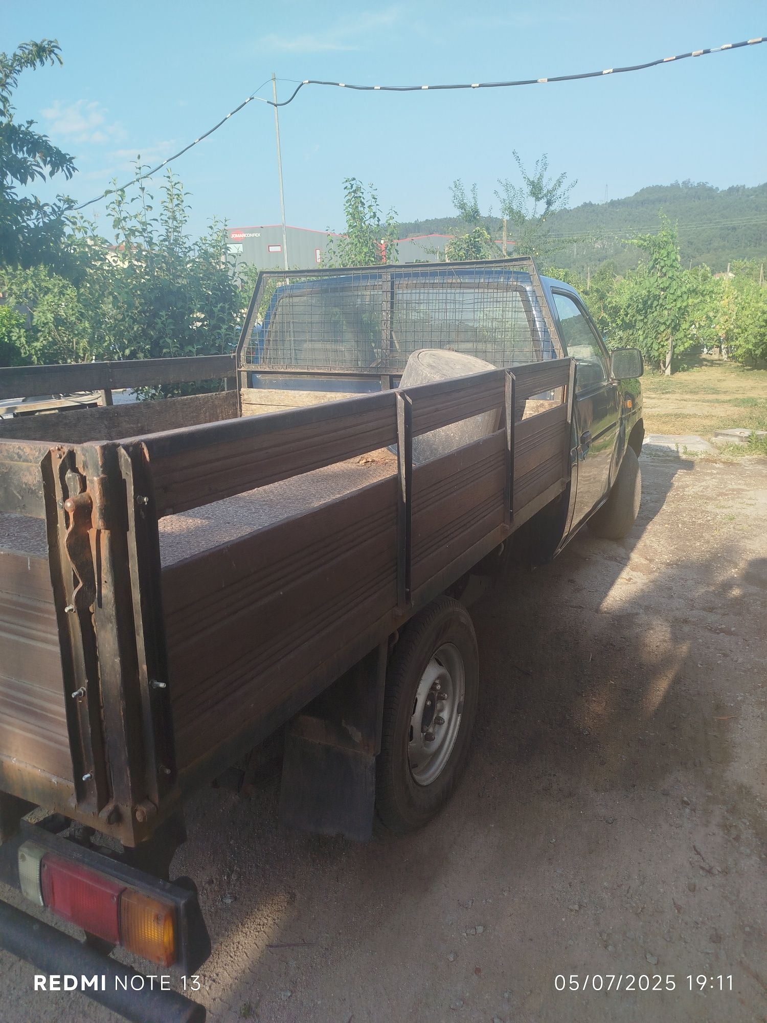 Carrinha Nissan de caixa aberta