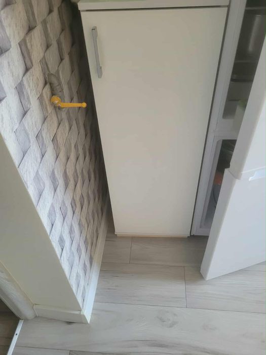 Biała mała szafka