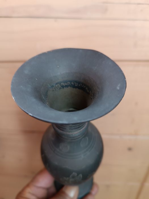 Jarra em bronze trabalhada