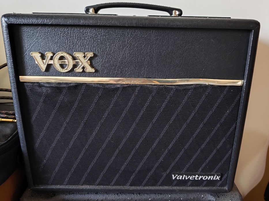 Amplificadores Vox Valvetronix e Laney TF100