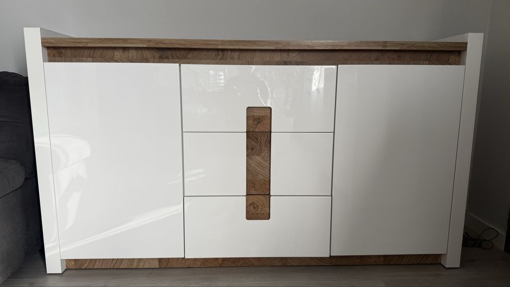 Nowoczesne komody + szafa – biały połysk z drewnianymi akcentami