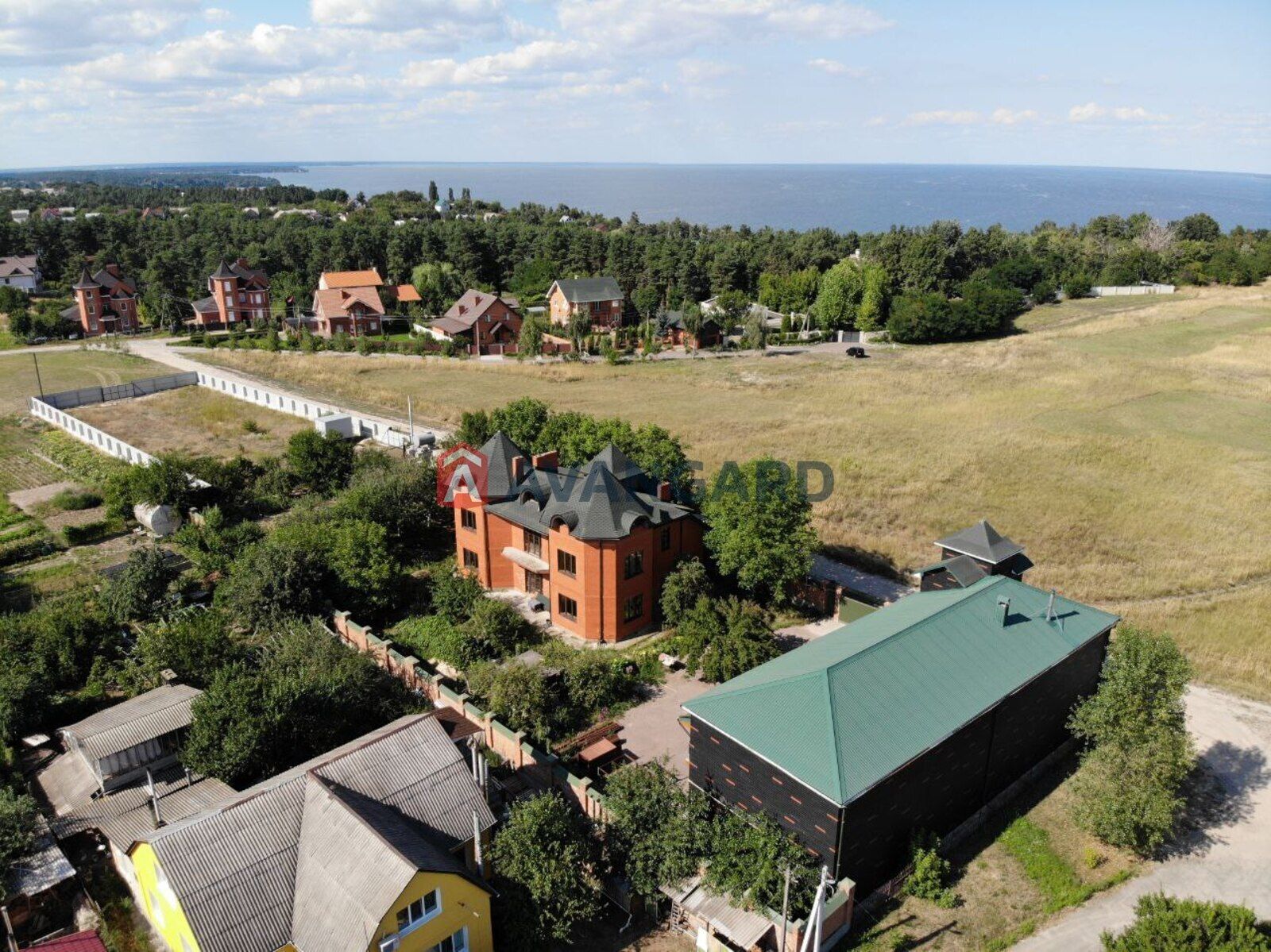 Нові Петрівці, під бізнес 2 будинки та ділянка, 35соток