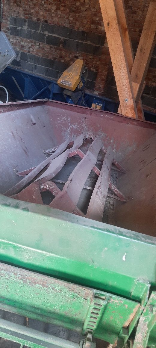 Rozsiewacz RCW-3 do wapna. W pełni sprawny