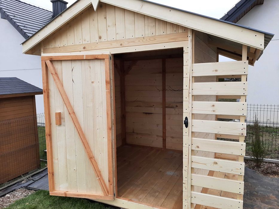 Schowek na narzędzia z drewutnią