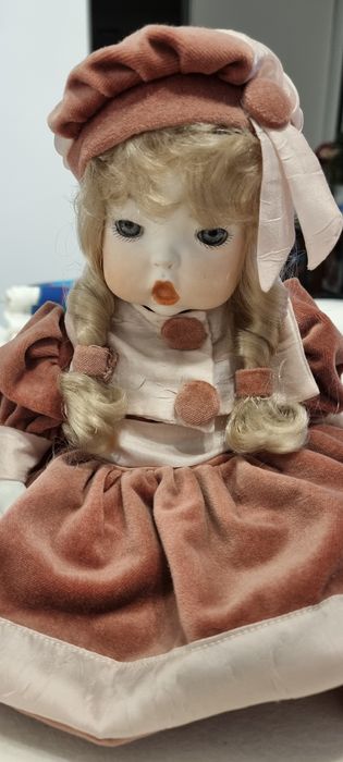 Boneca antiga em porcelana e vestido de veludo rosa