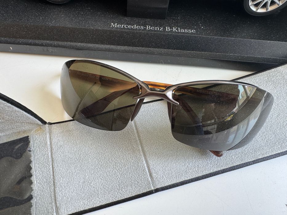 Miniature Mercedes Classe B 2010 e conjunto de óculos Mercedes