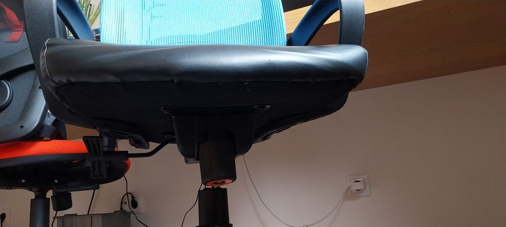 Cadeira de escritório em muito bom estado