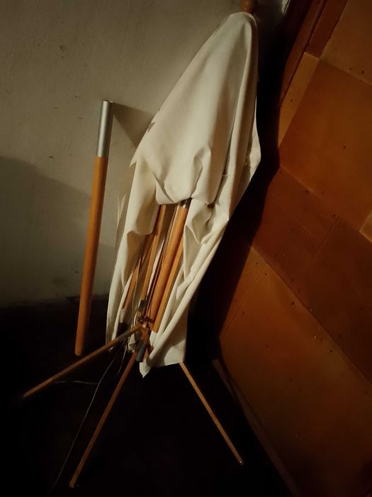 Parasol ogrodowy uszkodzony
