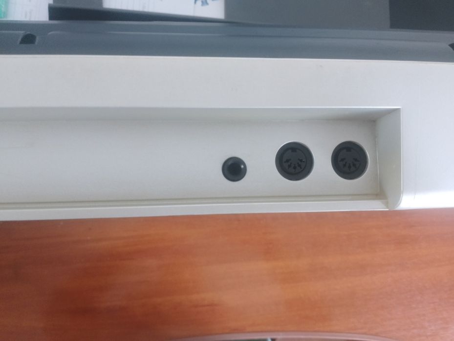 Продам Yamaha PSR E323