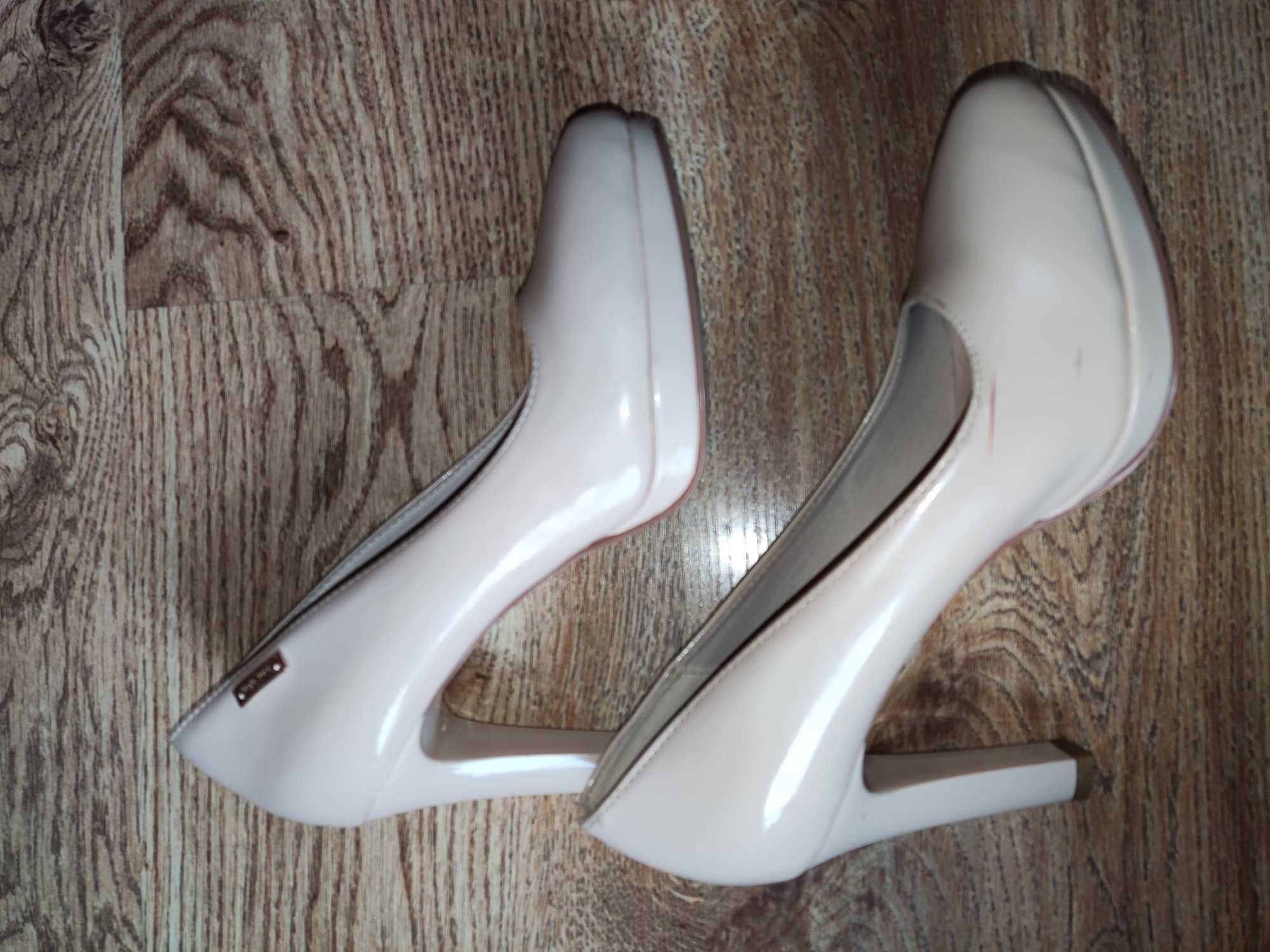 Cieliste buty na  wysokim słupku, r.37, Sergio Leone