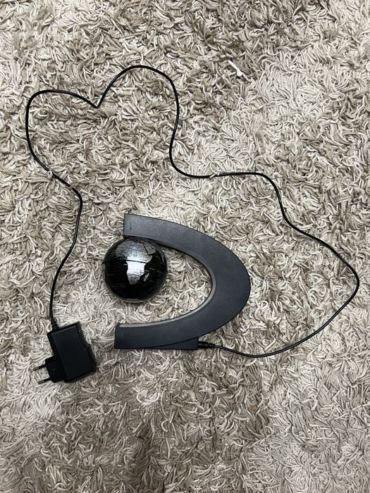 Магнітний, левітуючий глобус