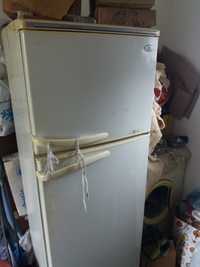 Продам холодильник +стиральная  машинка