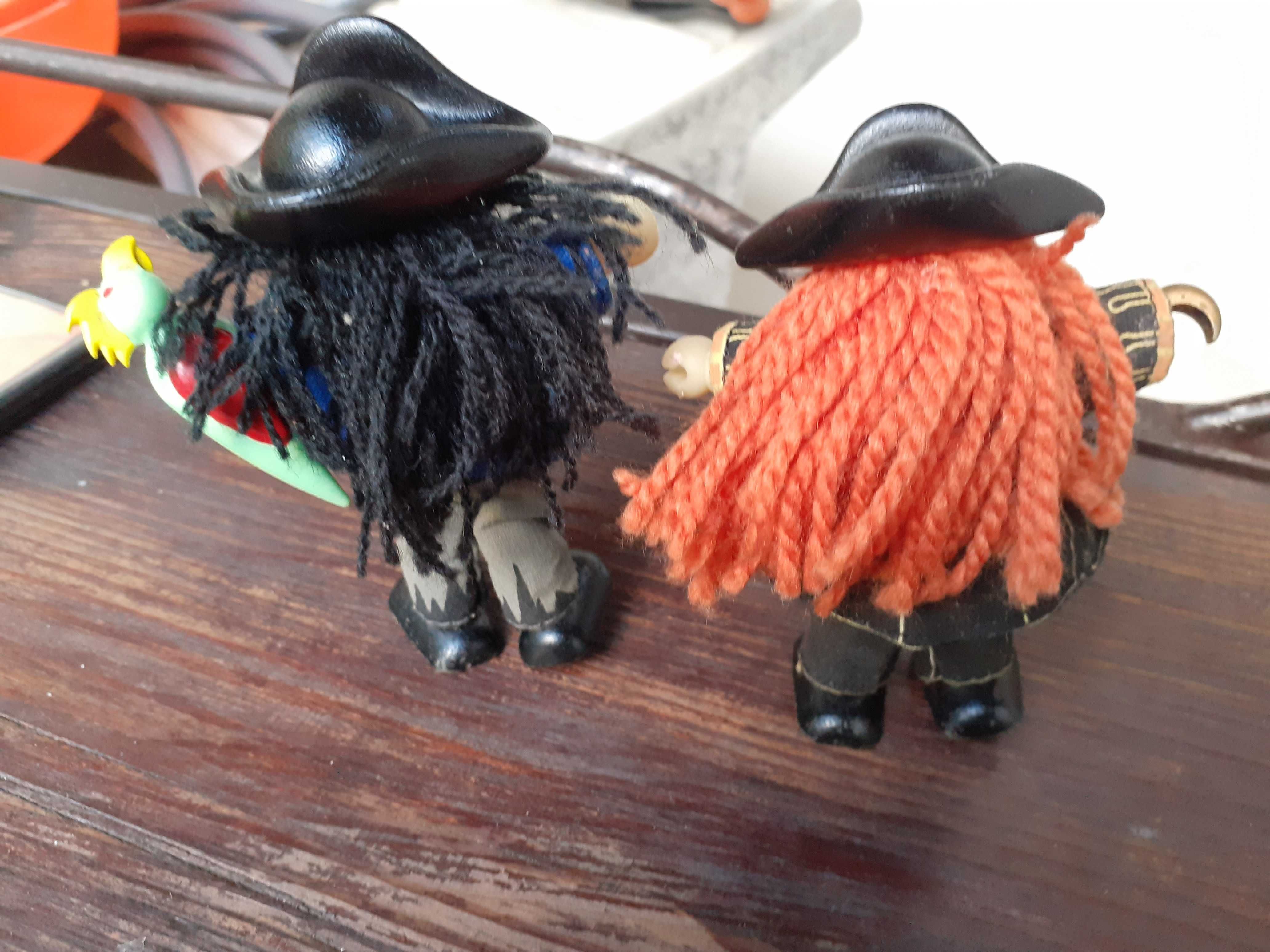 Piratas em madeira – Le Toy Van – 2 Bonecos