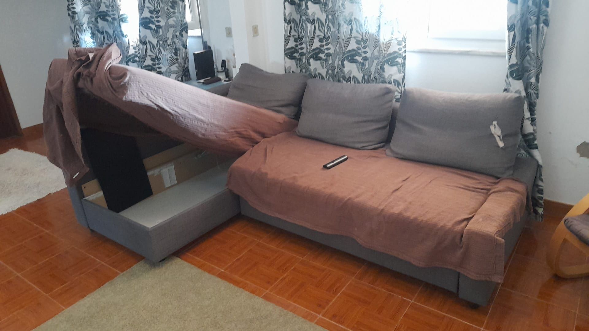 Sofá com chaise longue