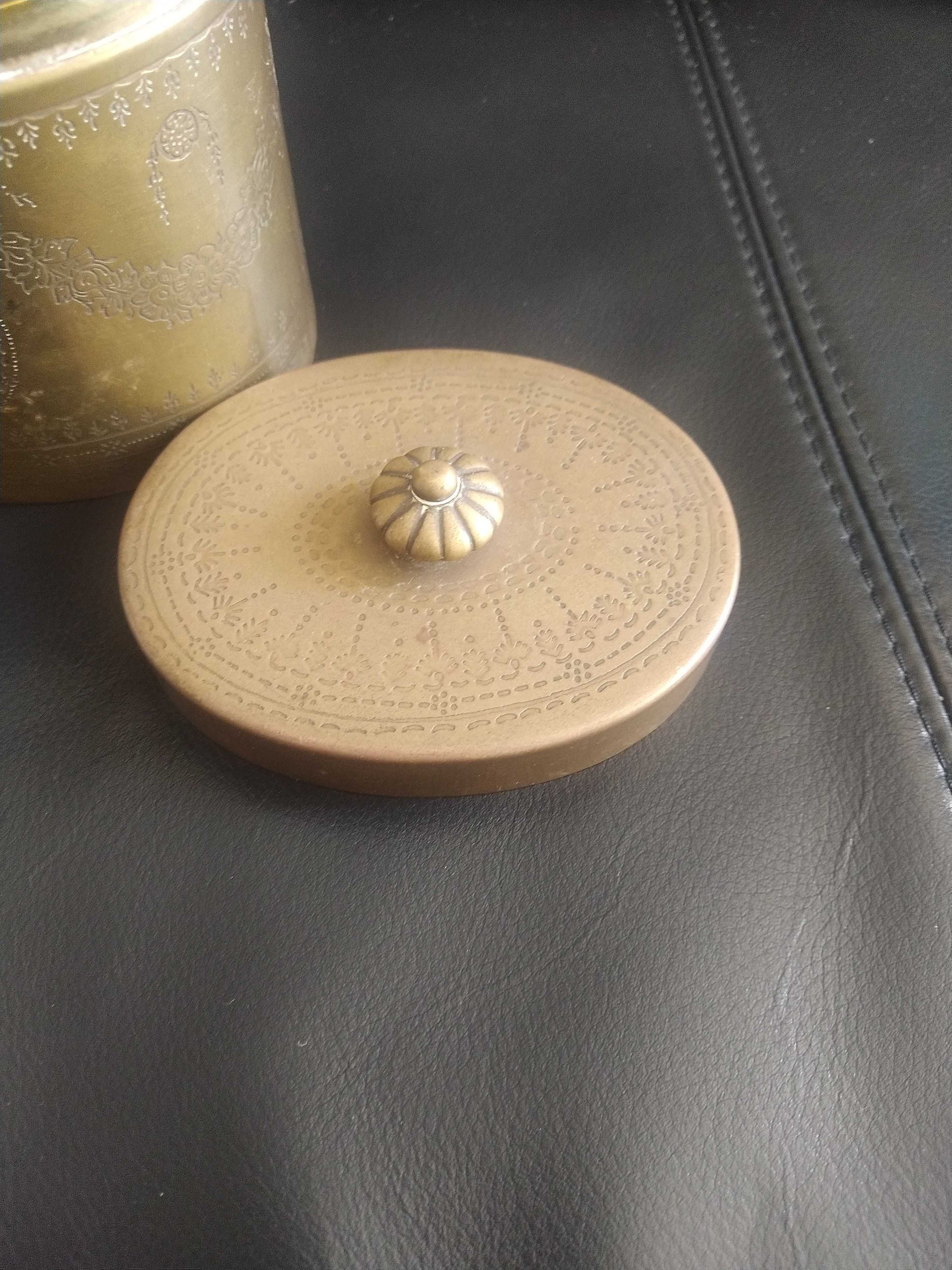 Antiga lata de chá, em latão dourado, com relevos