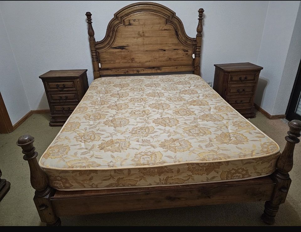 Mobilia de quarto em madeira maciça com colchão incluido.