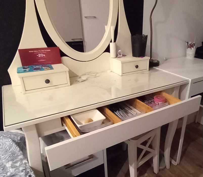 Toaletka Ikea z lustrem