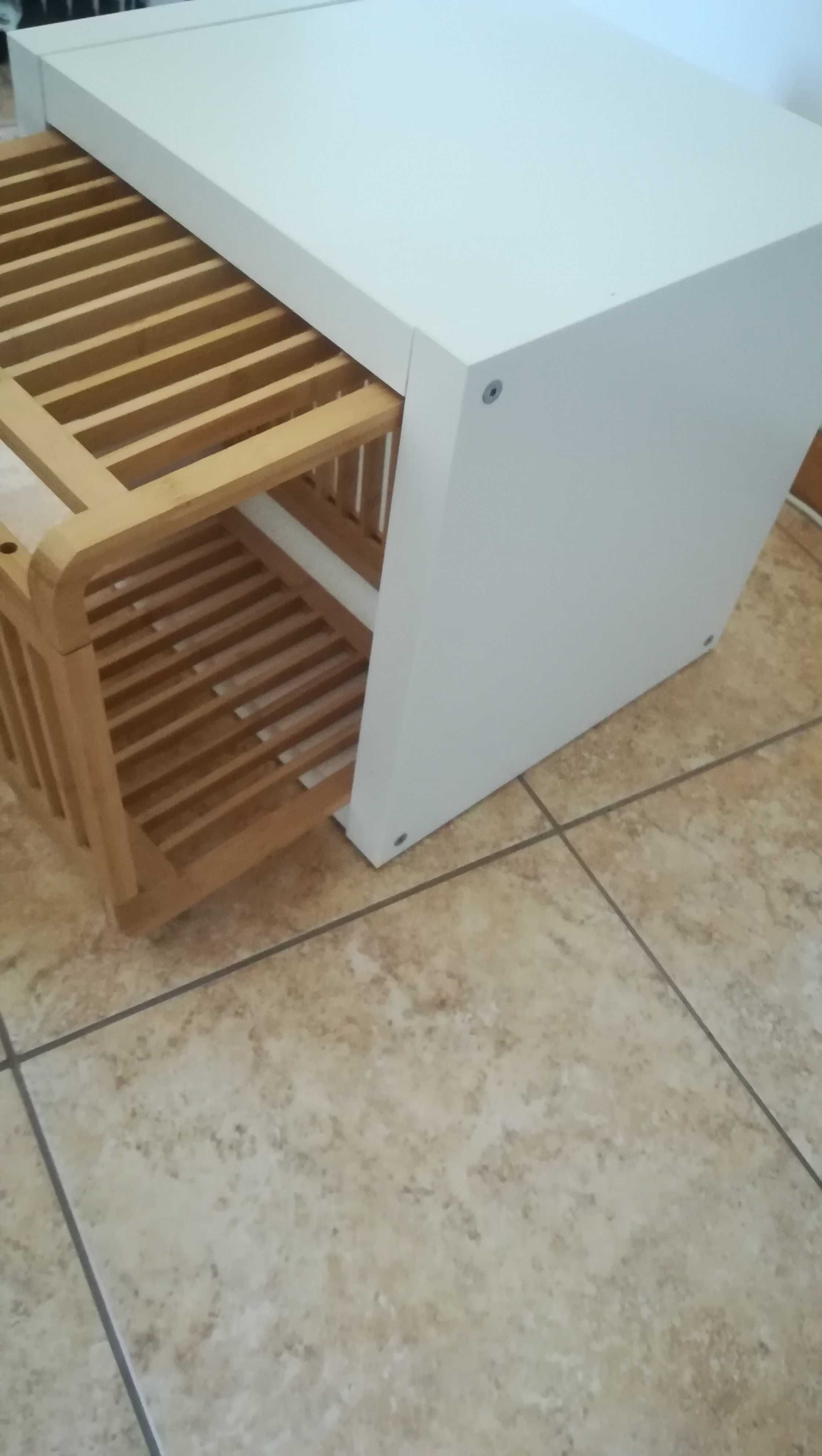 Mesa de apoio constituída por dois elementos branco /bamboo.