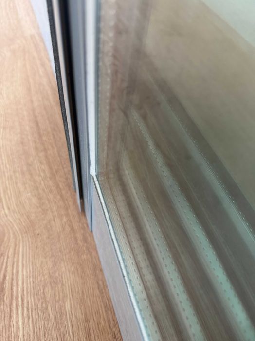 Porta/Janela de alumínio cinza claro com abertura de correr e aro