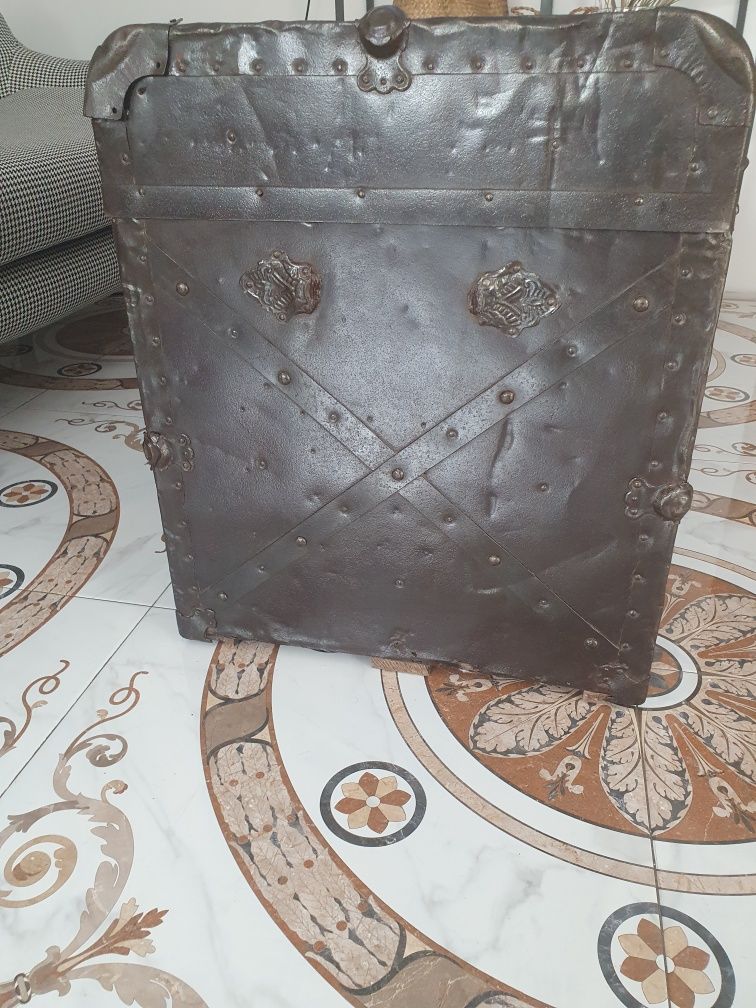 Duży Stary zabytkowy kufer