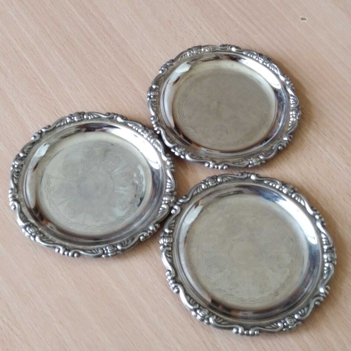 Блюдця посріблені silver plated.3 блюдця.