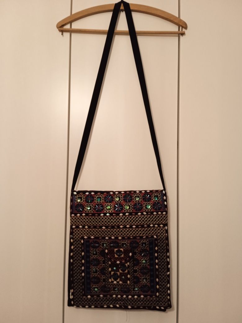 Mala tiracolo preta estampada