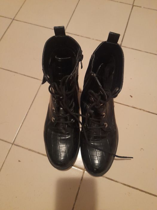 Botas de senhora pretas com atacadores.